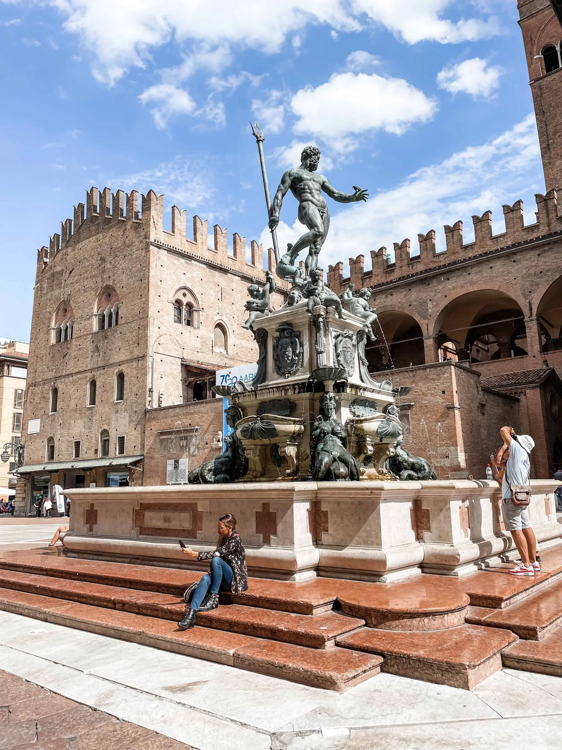bologna italy things to do piazza maggiore fountain