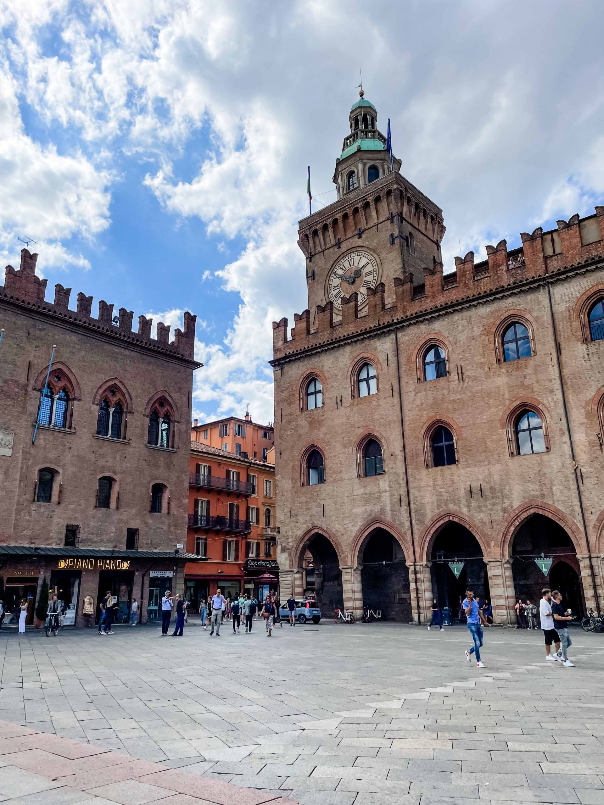 bologna italy things to do piazza maggiore