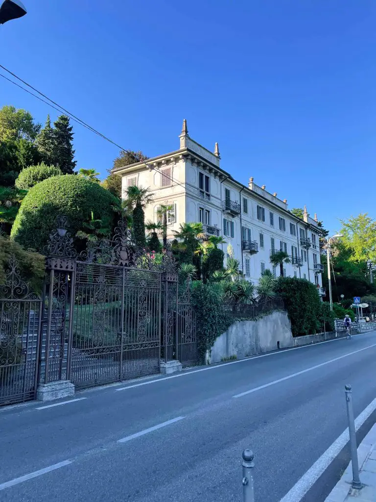 lake como where to stay outside of building